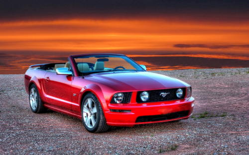 Ford Mustang im Sonnenuntergang